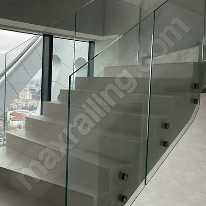 Стъклен парапет по стълби с дистанционер